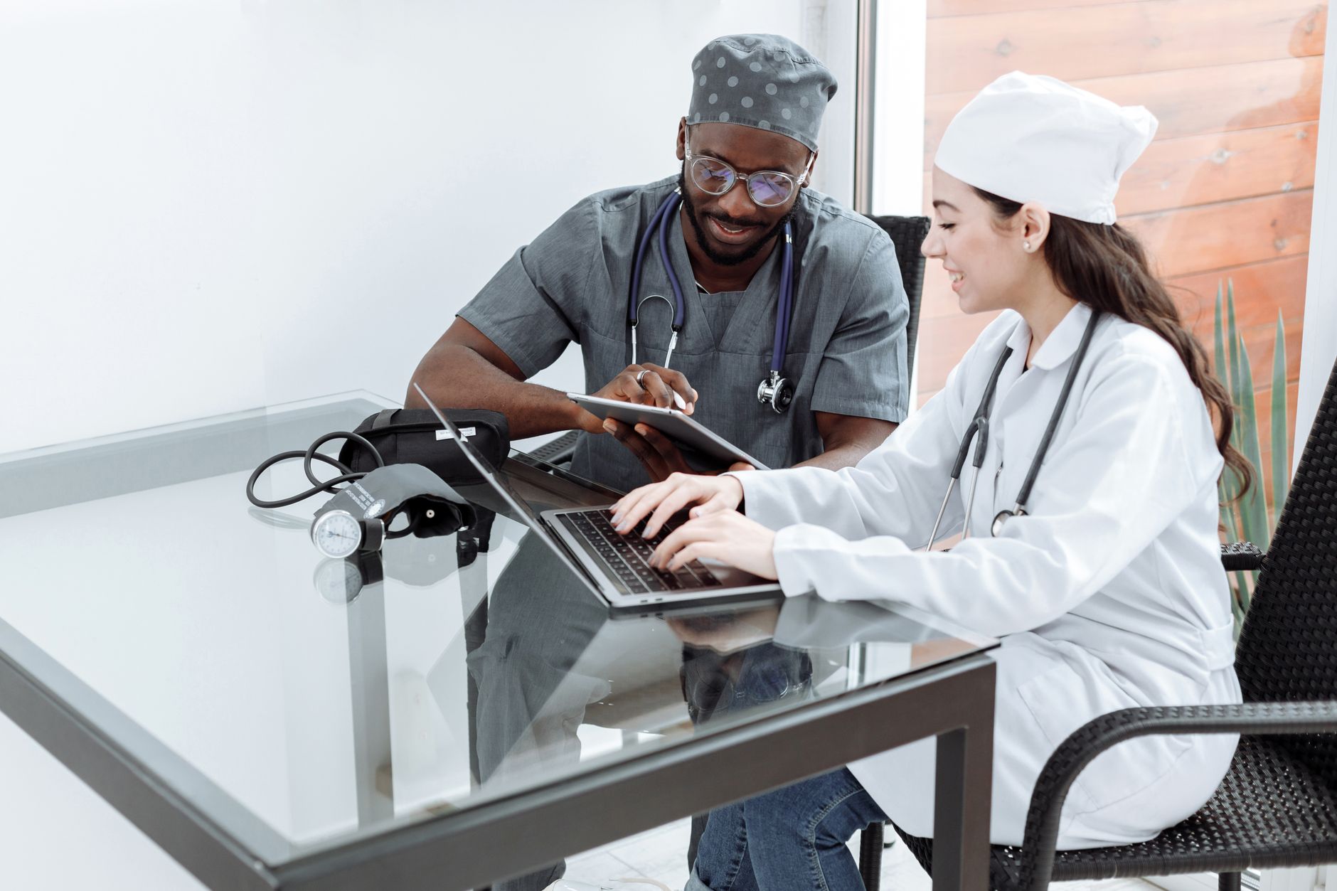 Dos médicos veterinarios revisando un caso clínico en un computador